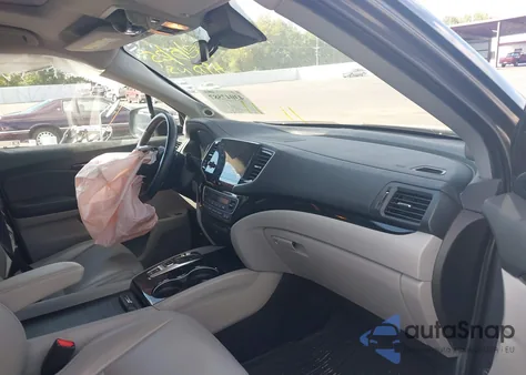 2019 Honda Pilot Touring z USA, uszkodzony, nr VIN 5FNYF5H62KB037420